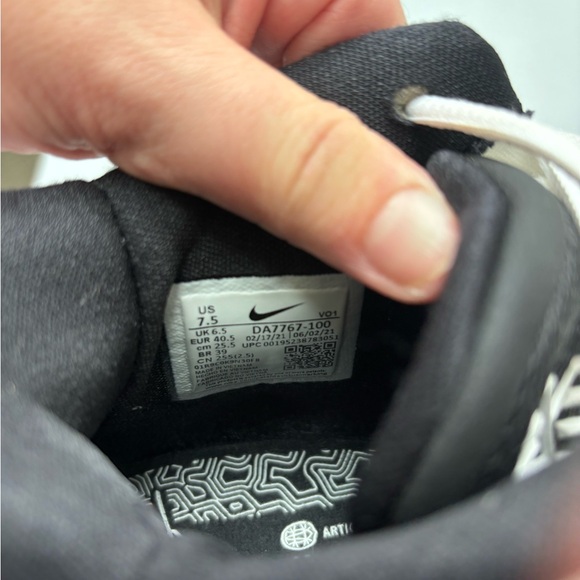 Men’s Nike basketball shoes - Picture 3 of 4